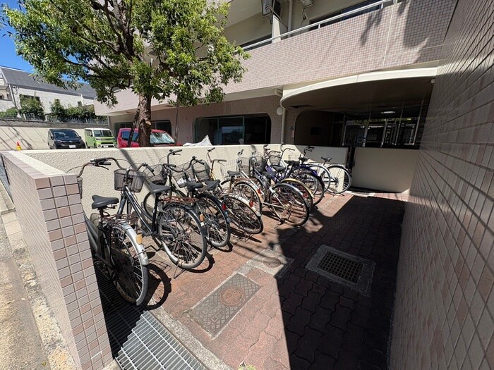 物件外観写真3　(駐輪場)