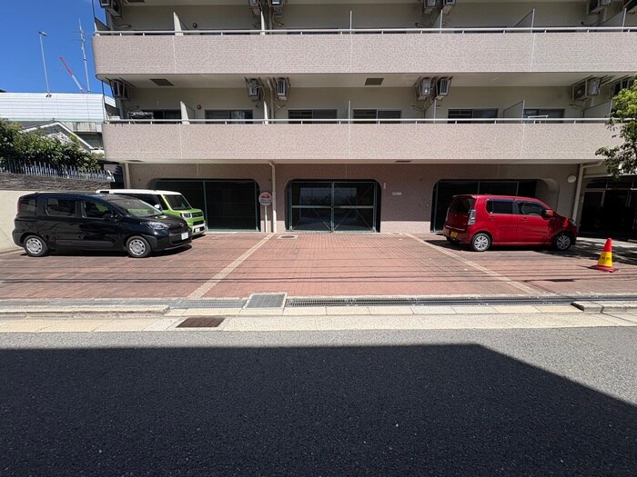 物件外観写真4　(駐車場)