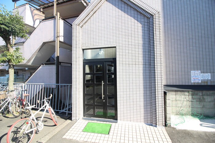 物件外観写真3　(エントランス部分)