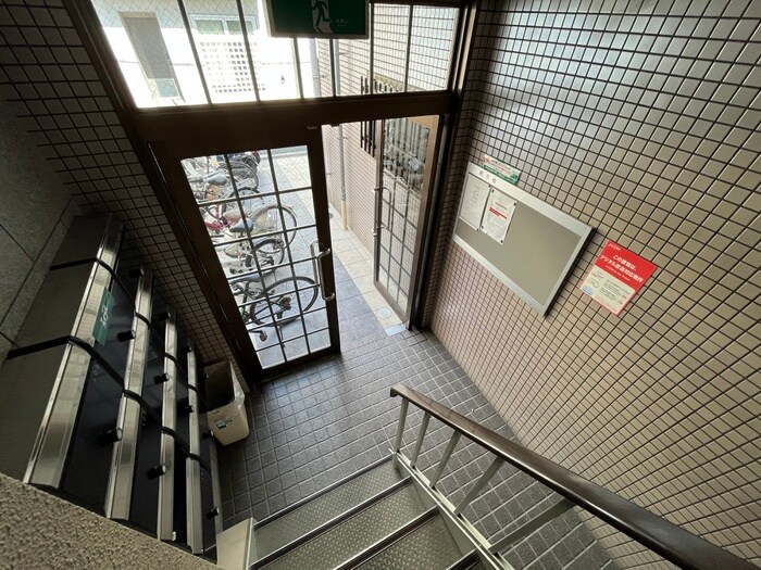 物件外観写真3　(エントランス部分)