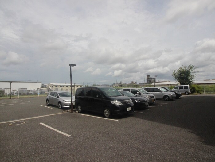 物件外観写真3　(駐車場)