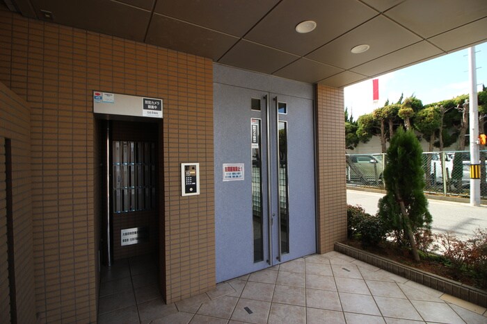 物件外観写真2　(エントランス部分)