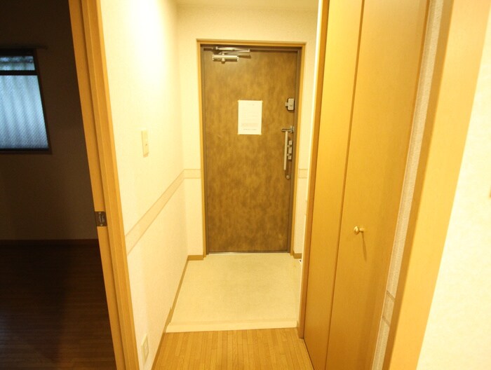 物件内観写真16　(玄関)