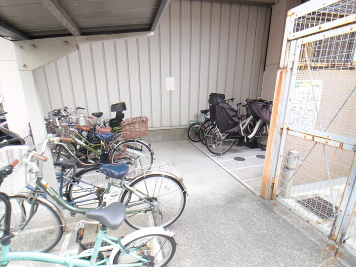 物件外観写真4　(駐輪場)