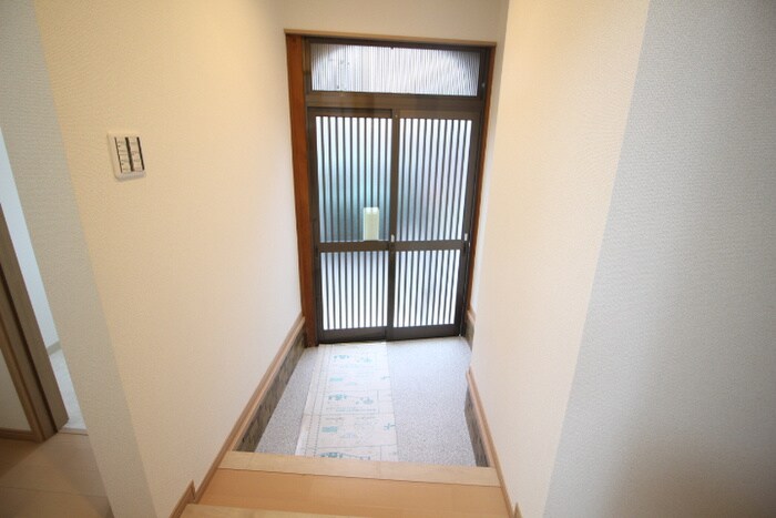 物件内観写真12　(玄関)