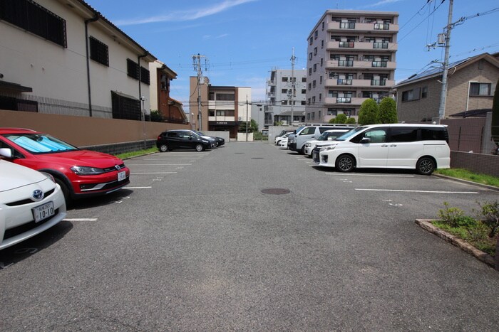 物件外観写真4　(駐車場)