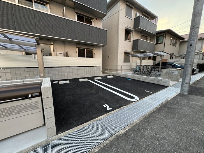 物件外観写真2　(駐車場)