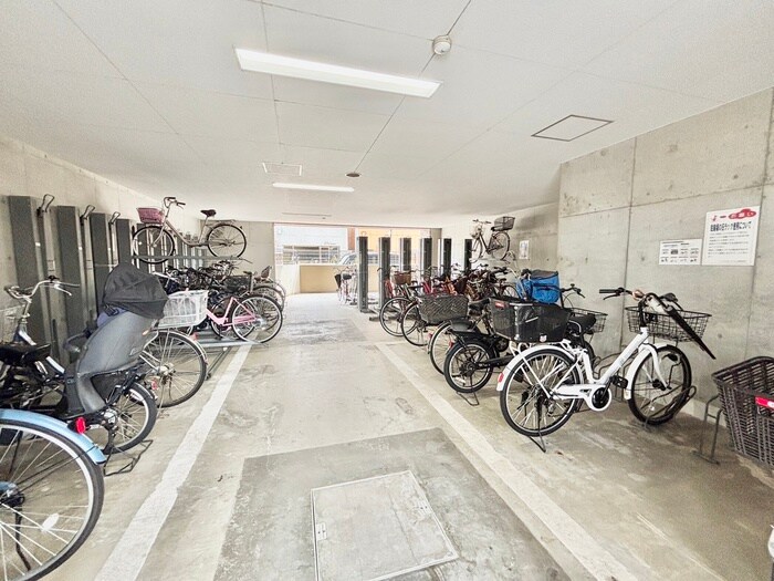 物件外観写真4　(駐輪場)