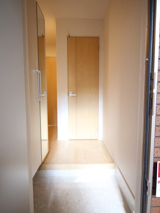 物件内観写真4　(玄関)