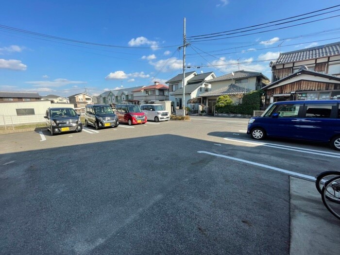 物件外観写真3　(駐車場)