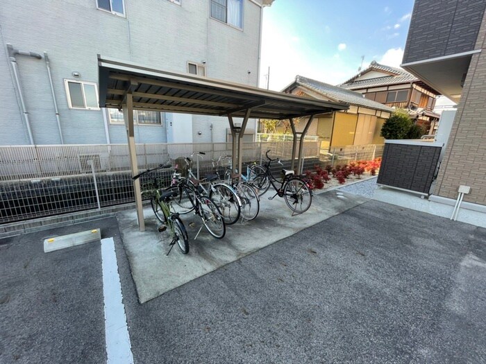 物件外観写真4　(駐輪場)