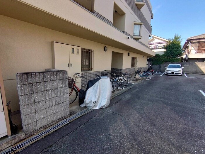 物件外観写真4　(駐輪場)