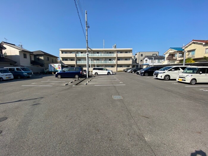 物件外観写真3　(駐車場)