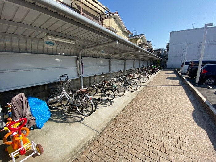 物件外観写真4　(駐輪場)