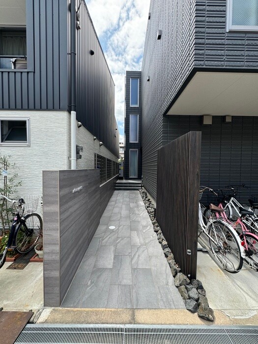 物件外観写真2　(エントランス部分)