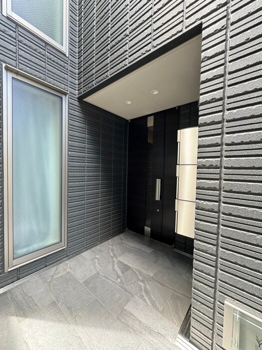 物件外観写真4　(エントランス部分)