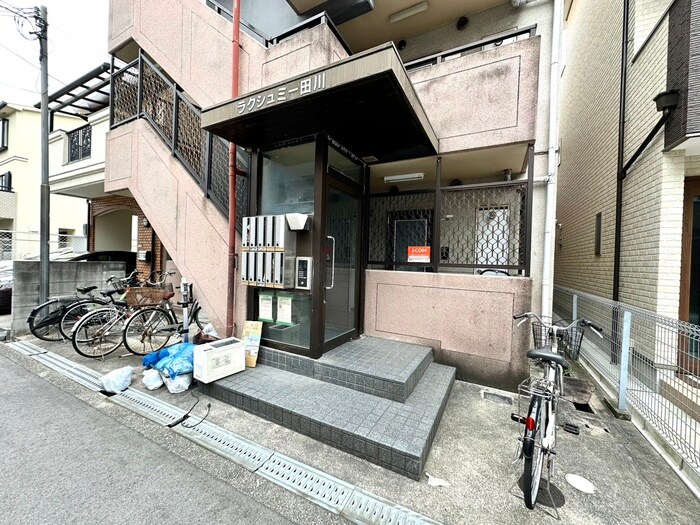 物件外観写真3　(エントランス部分)