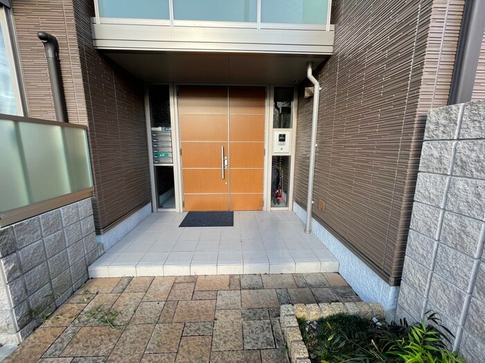 物件外観写真3　(エントランス部分)