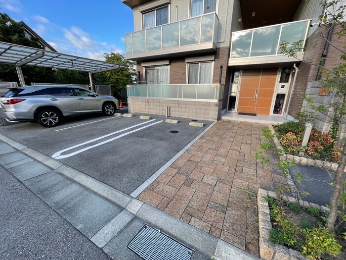 物件外観写真4　(駐車場)