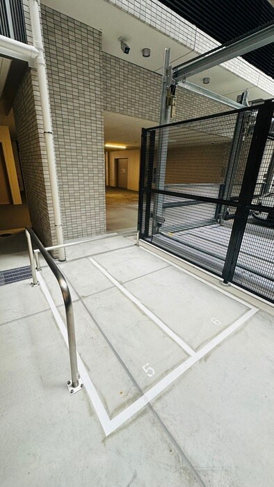 物件外観写真5　(バイク置き場)