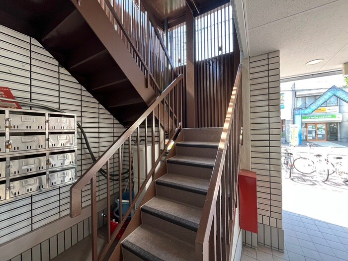 物件外観写真2　(エントランス部分)