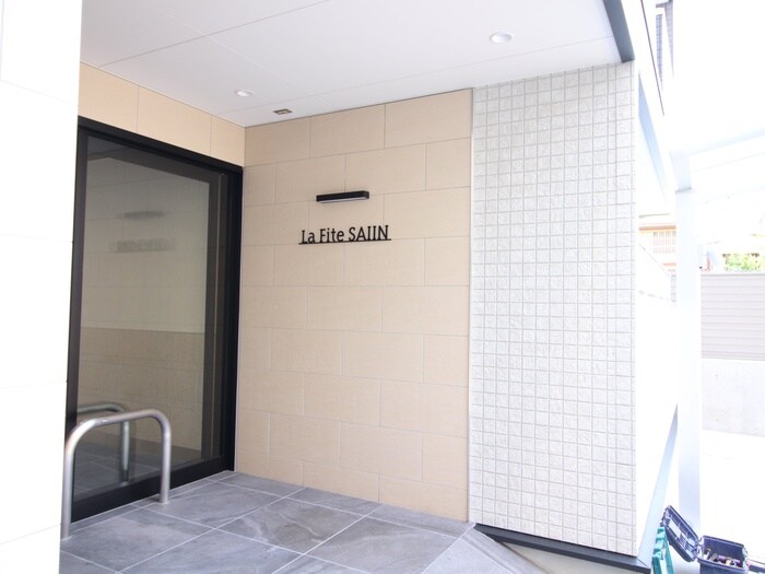 物件外観写真3　(エントランス部分)