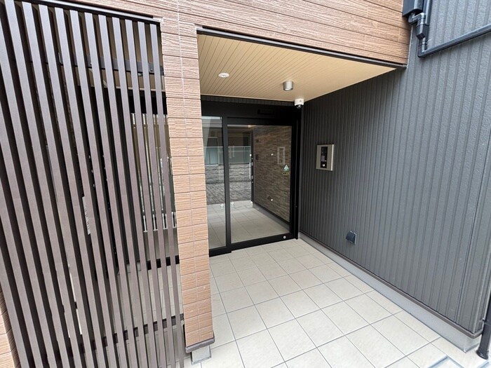 物件外観写真3　(エントランス部分)