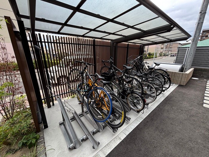 物件外観写真4　(駐輪場)