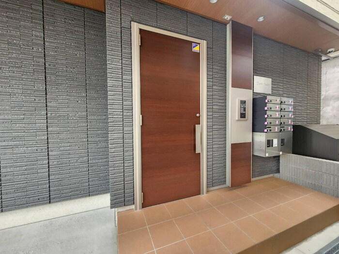 物件外観写真2　(エントランス部分)