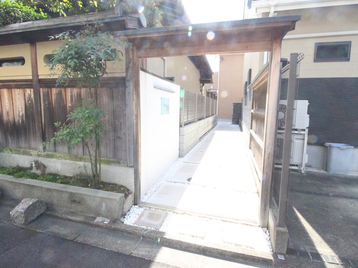 物件外観写真3　(エントランス部分)