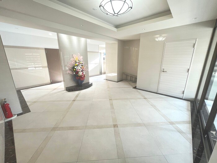 物件外観写真2　(エントランス部分)