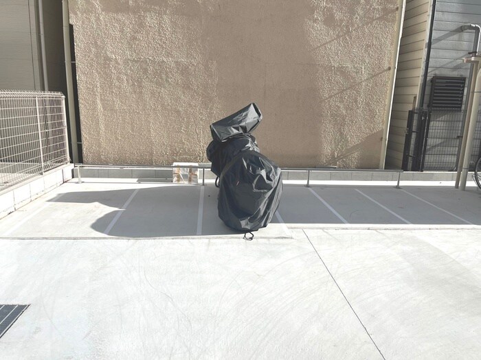 物件外観写真4　(バイク置き場)