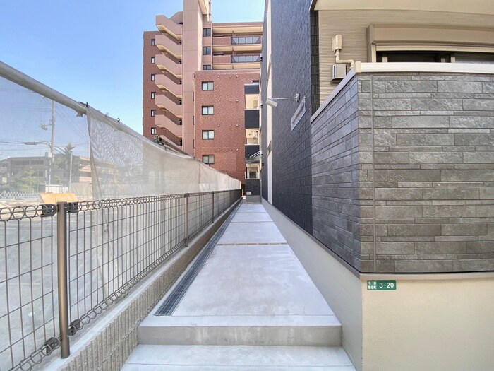 物件外観写真6　(エントランス部分)