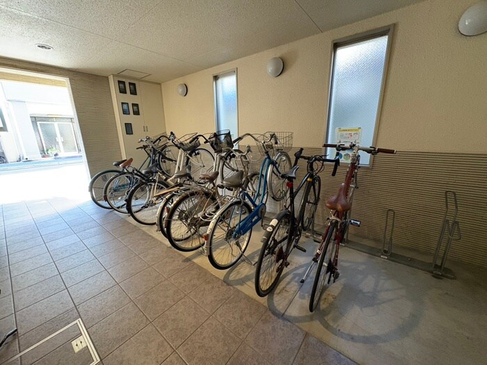 物件外観写真4　(駐輪場)