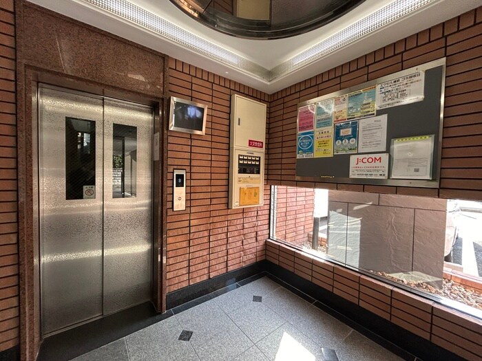 物件外観写真6　(エントランス部分)