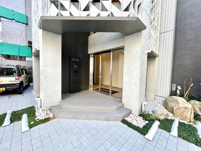 物件外観写真2　(エントランス部分)