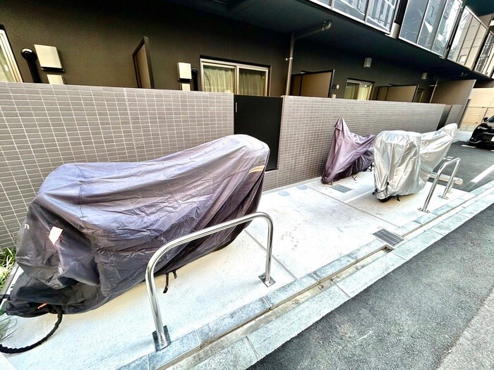 物件外観写真3　(バイク置き場)