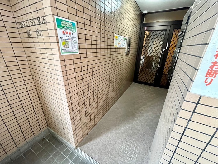 物件外観写真5　(エントランス部分)