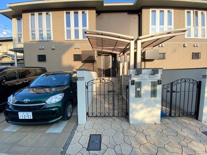 物件外観写真5　(エントランス部分)