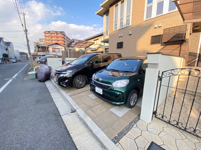 物件外観写真6　(駐車場)