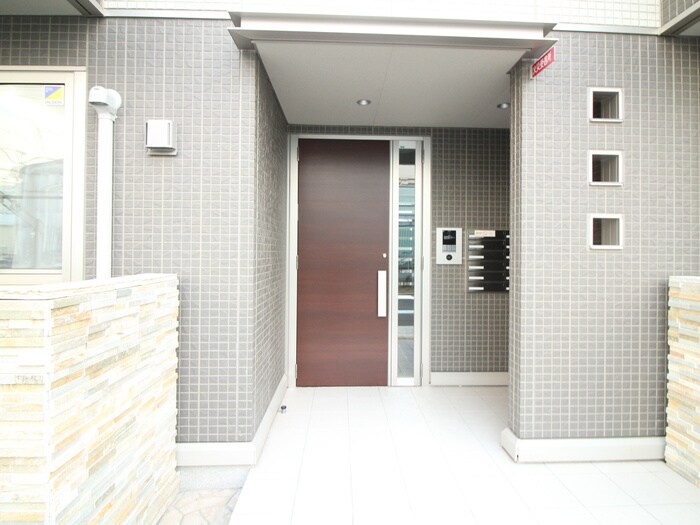 物件外観写真2　(エントランス部分)