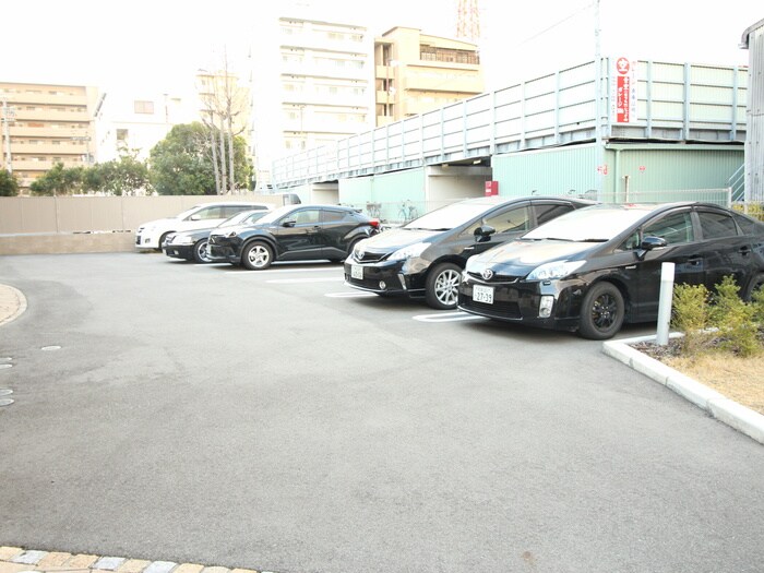 物件外観写真3　(駐車場)