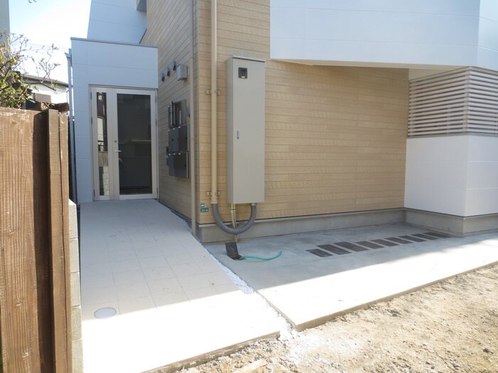 物件外観写真3　(エントランス部分)