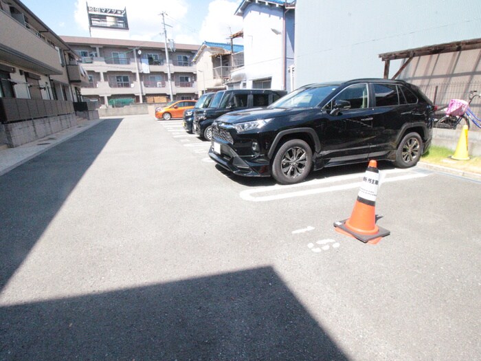 物件外観写真3　(駐車場)