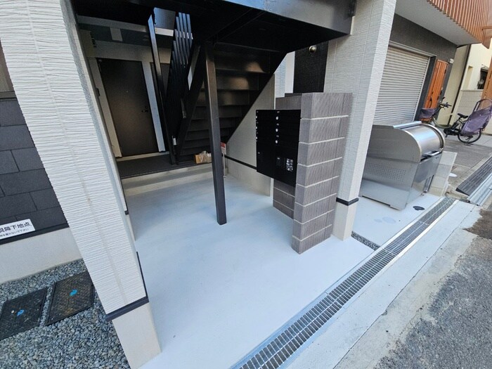 物件外観写真5　(エントランス部分)