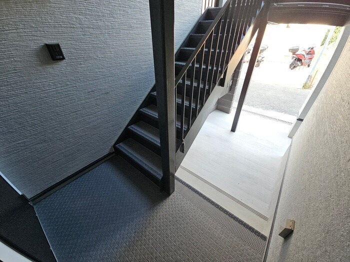 物件外観写真6　(エントランス部分)