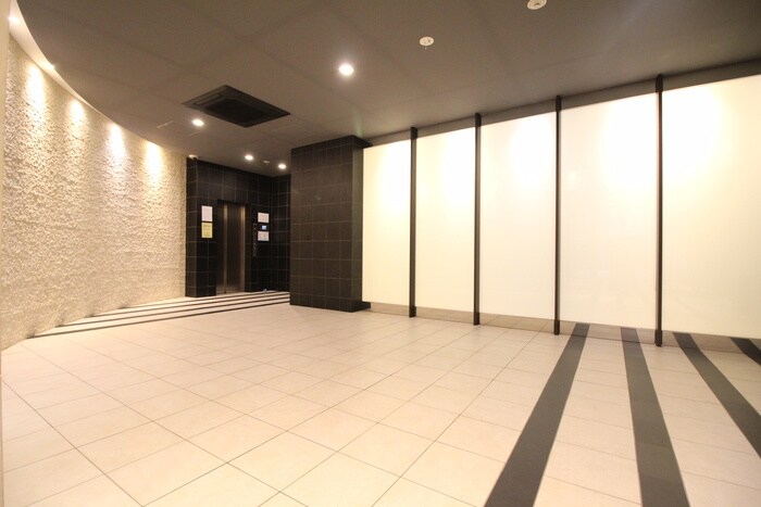 物件外観写真6　(エントランス部分)