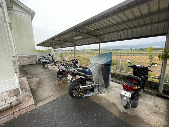 物件外観写真3　(駐輪場)