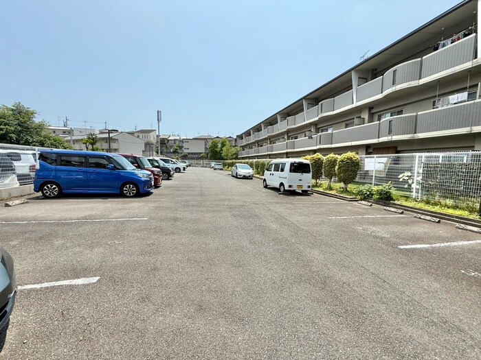 物件外観写真4　(駐車場)