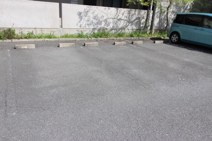 物件外観写真4　(駐車場)